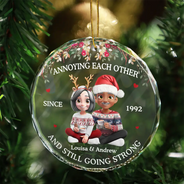 Gift For Husband, Gift For Wife, Gift For Boyfriend, Gift For Girlfriend, Love, Gift For Couples, Christmas - 3D Effect Couple Annoying Each Other - Personalized Circle Glass Ornament