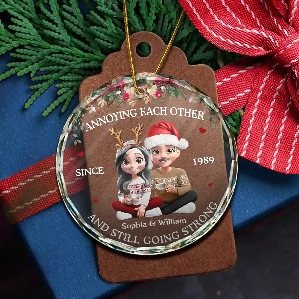 Gift For Husband, Gift For Wife, Gift For Boyfriend, Gift For Girlfriend, Love, Gift For Couples, Christmas - 3D Effect Couple Annoying Each Other - Personalized Circle Glass Ornament