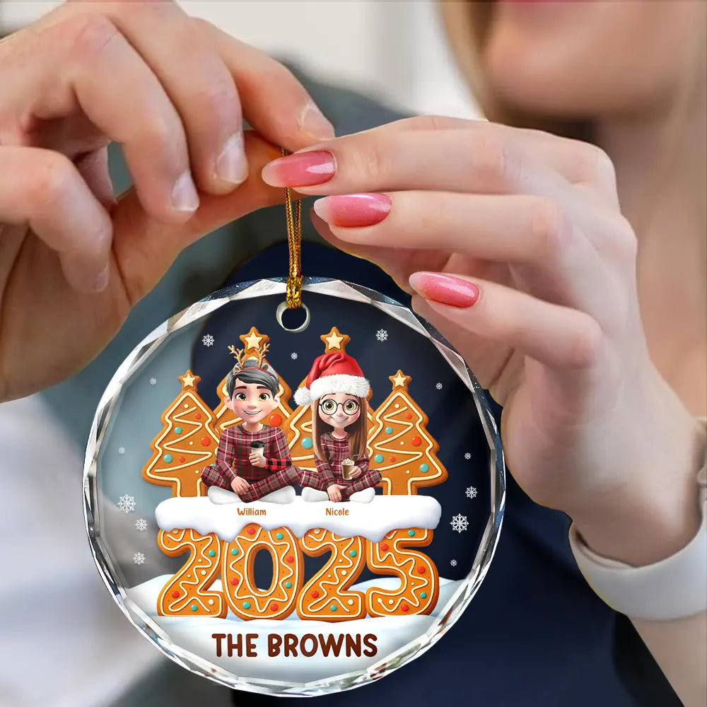 Family,Pet Lovers,Pet Mom,Pet Dad,Pet Couple,Dog Lovers,Dog Couple,Dog Mom,Dog Dad,Cat Lovers,Cat Mom,Cat Dad,Cat Couple,Happy,Christmas - Christmas Family Gingerbread 3D Effect - Personalized Circle Glass Ornament