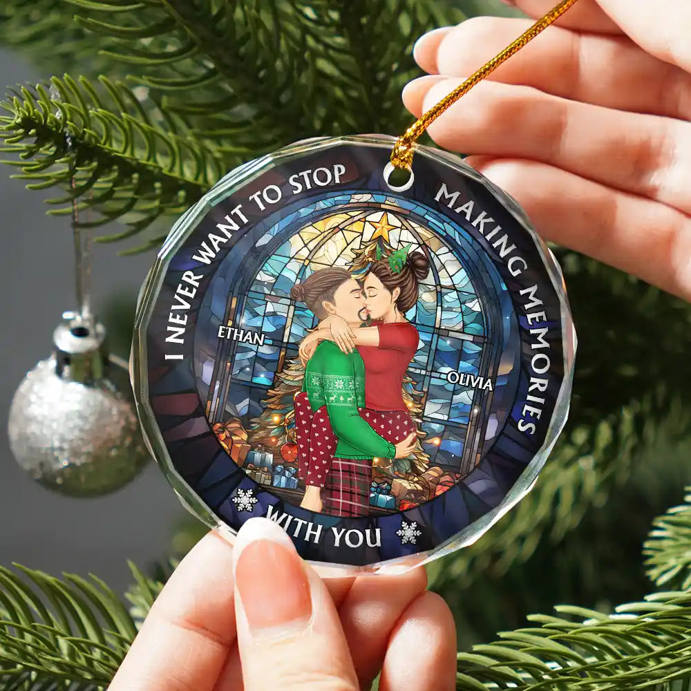 Christmas,Gift For Couples,Gift For Husband,Gift For Wife,Gift For Boyfriend,Gift For Girlfriend,Happy - Christmas Couple Kissing Stained Glass Making Memories - Personalized Circle Glass Ornament