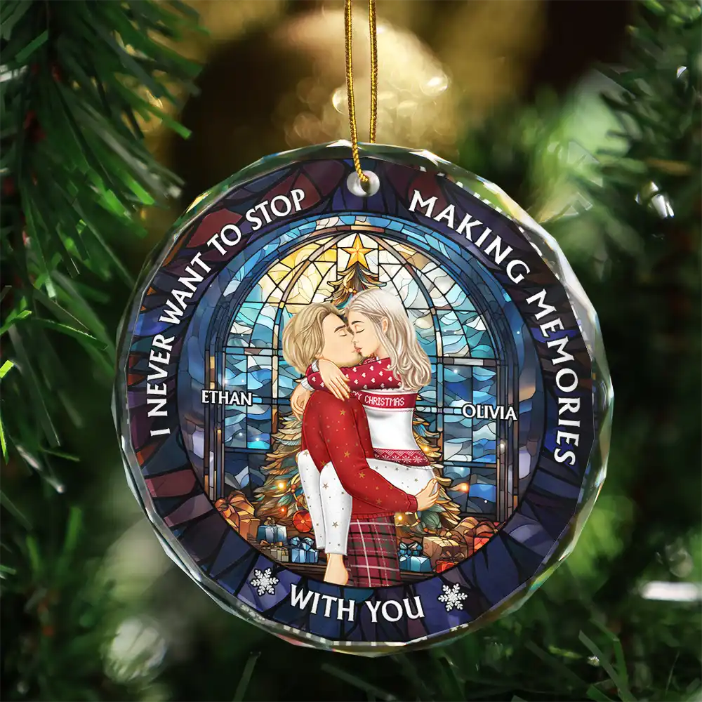 Christmas,Gift For Couples,Gift For Husband,Gift For Wife,Gift For Boyfriend,Gift For Girlfriend,Happy - Christmas Couple Kissing Stained Glass Making Memories - Personalized Circle Glass Ornament