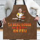 Gift For Husband,Gift For Boyfriend,Gift For Yourself,Gift For Men,Gift For Father,Dad's Hobby,Gift For Grandpa,Grandpa's Hobby,Grilling,French,Funny,French,Non-Eng,Icon - Le Beau Gosse Est En Feu - Tablier Personnalisé
