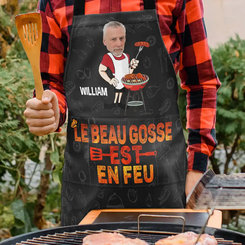 Gift For Husband,Gift For Boyfriend,Gift For Yourself,Gift For Men,Gift For Father,Dad's Hobby,Gift For Grandpa,Grandpa's Hobby,Grilling,French,Funny,French,Non-Eng,Icon - Le Beau Gosse Est En Feu - Tablier Personnalisé