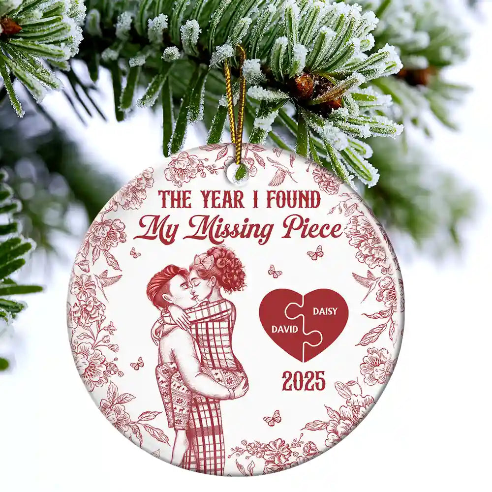 Love,Christmas,Gift For Wife,Gift For Husband,Gift For Couples,Gift For Boyfriend,Gift For Girlfriend - The Year I Found My Missing Piece Kissing Couples Toile - Personalized Circle Ceramic Ornament