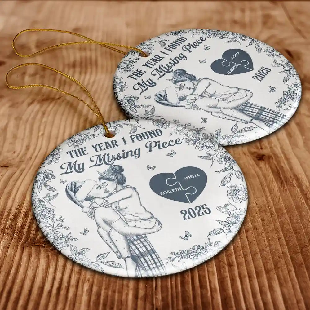Love,Christmas,Gift For Wife,Gift For Husband,Gift For Couples,Gift For Boyfriend,Gift For Girlfriend - The Year I Found My Missing Piece Kissing Couples Toile - Personalized Circle Ceramic Ornament