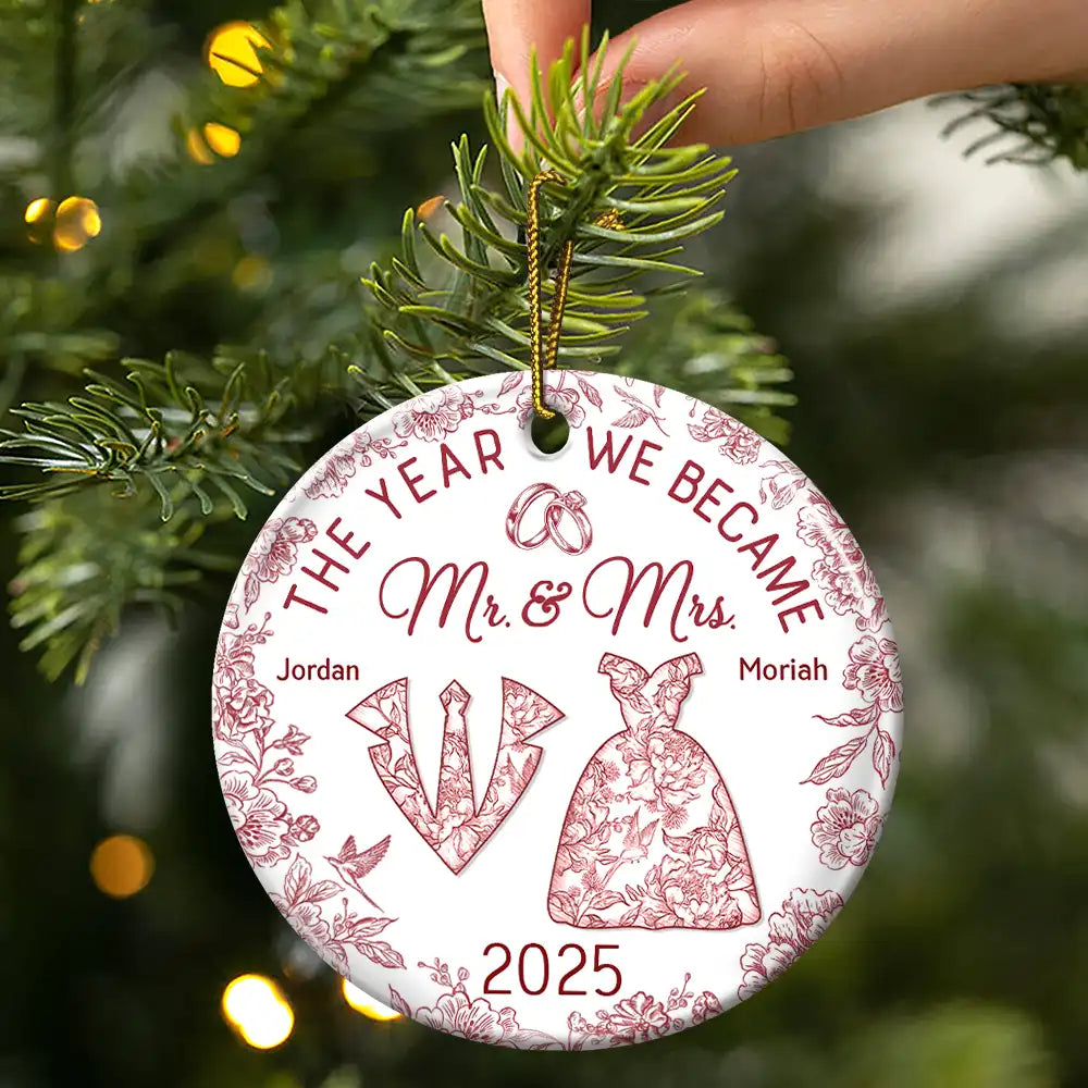 Love,Christmas,Gift For Wife,Gift For Husband,Gift For Couples,Wedding,Wedding Anniversary - The Year We Became Mr & Mrs Toile - Personalized Circle Ceramic Ornament
