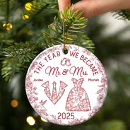 Love,Christmas,Gift For Wife,Gift For Husband,Gift For Couples,Wedding,Wedding Anniversary - The Year We Became Mr & Mrs Toile - Personalized Circle Ceramic Ornament