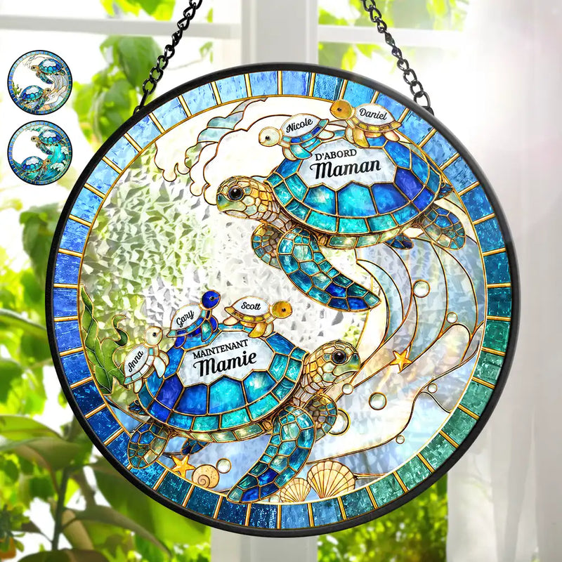 Gift For Wife,Gift For Yourself,Gift For Women,Parents,Gift For Mother,Gift For Grandma,Gift For Grandparents,French,Non-Eng,Icon,Grateful - Tortue De Mer D’abord Maman Maintenant Mamie - Attrape-Soleil Effet Vitrail À Suspendre Personnalisé
