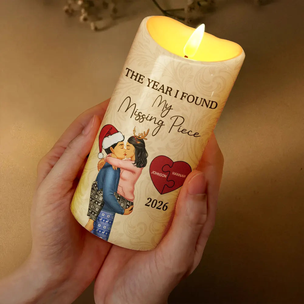 Christmas,Love,Gift For Couples,Gift For Husband,Gift For Wife,Gift For Boyfriend,Gift For Girlfriend,Anniversary - The Year I Found My Missing Piece Kissing Couples - Personalized Flameless LED Candle
