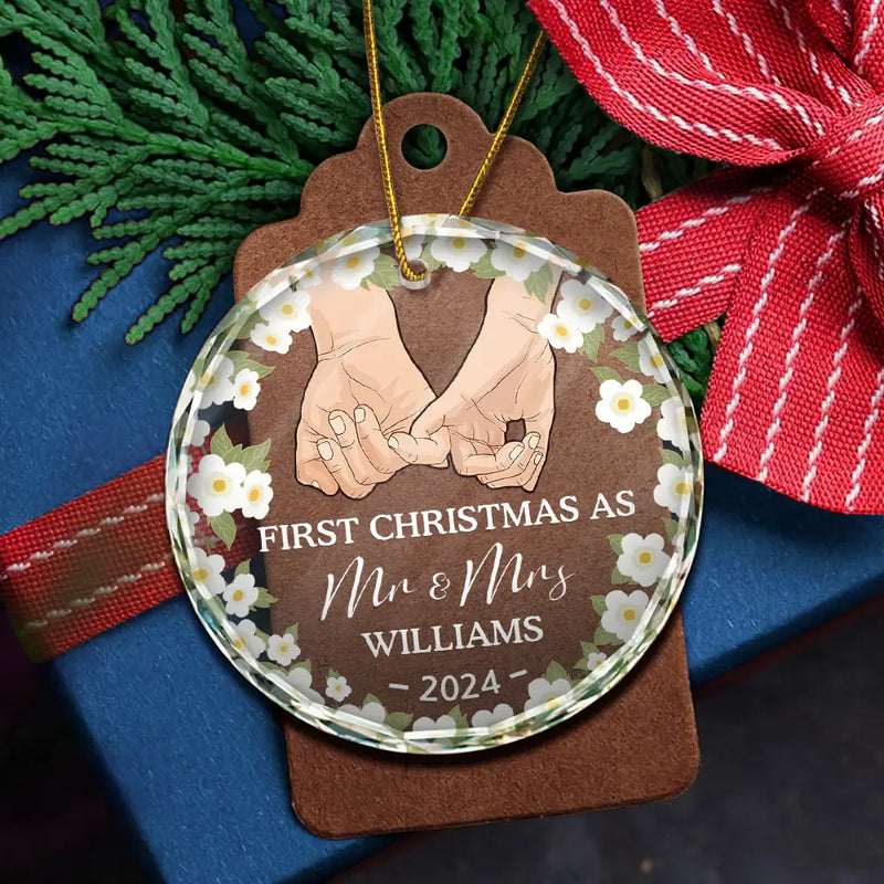 Holding Hands Husband And Wife First Christmas - Personalized Circle Glass Ornament