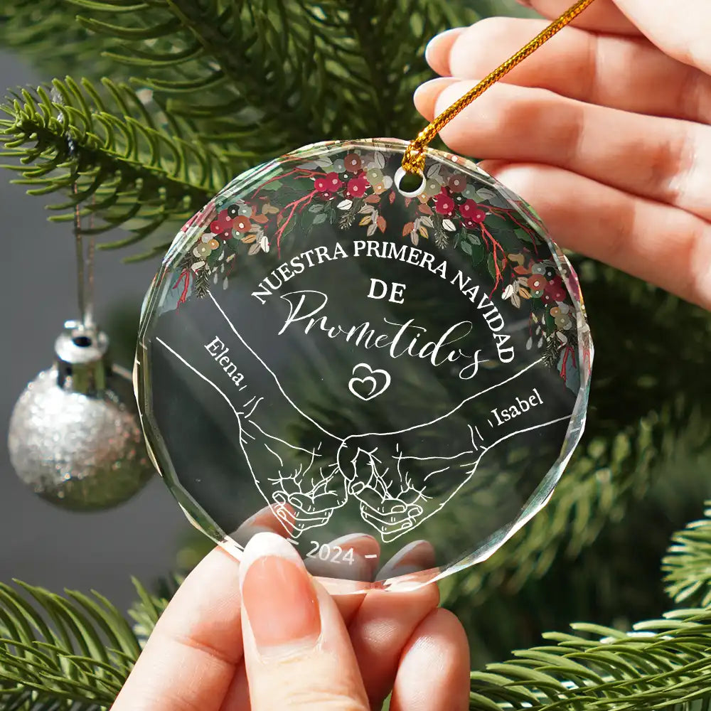 Gift For Couples - Nuestra Primera Navidad Casados - Adorno De Cristal Circular Personalizado