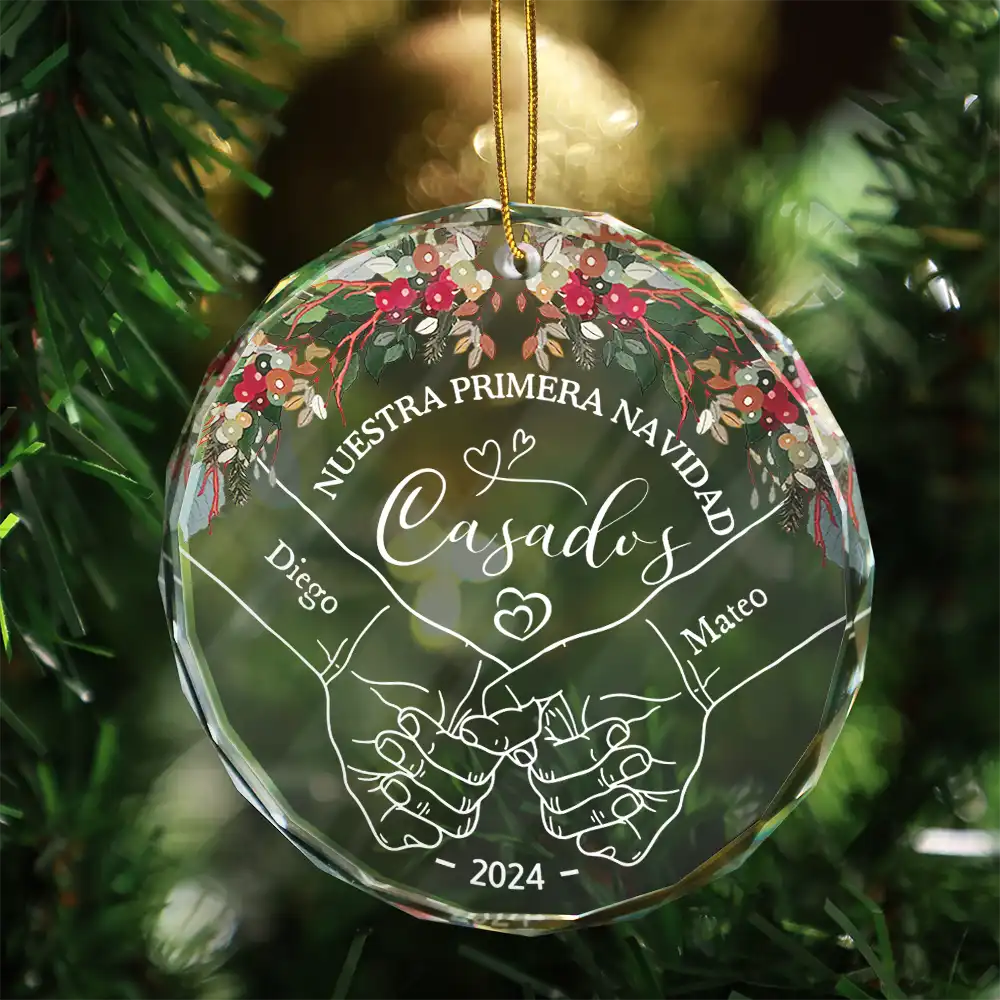 Gift For Couples - Nuestra Primera Navidad Casados - Adorno De Cristal Circular Personalizado