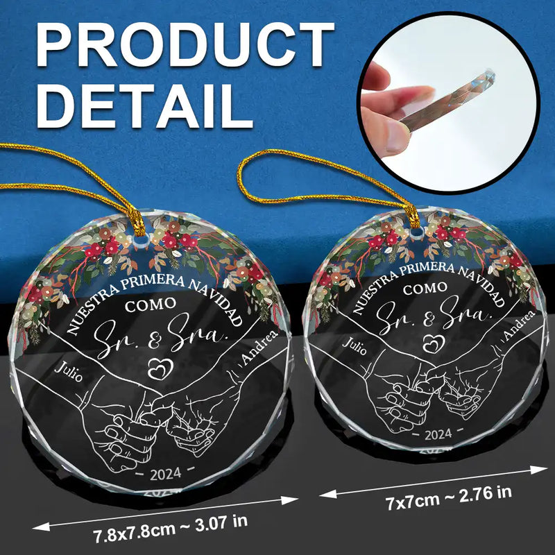 Gift For Couples - Nuestra Primera Navidad Casados - Adorno De Cristal Circular Personalizado