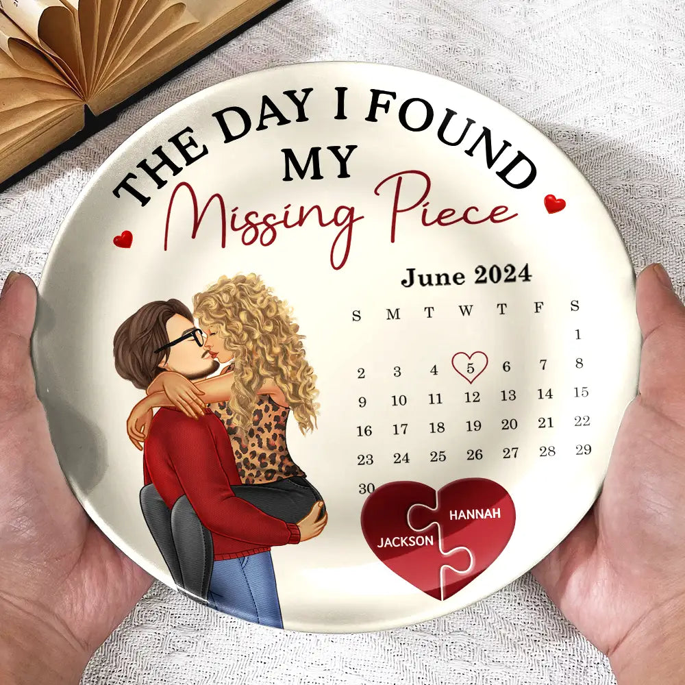 Love,Gift For Couples,Gift For Husband,Gift For Wife,Gift For Girlfriend - Calendar The Day I Found My Missing Piece Kissing Couples - Personalized Ceramic Plate